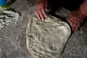 Read more about the article Домашняя пицца с хрустящей основой: тесто, начинка и выпечка