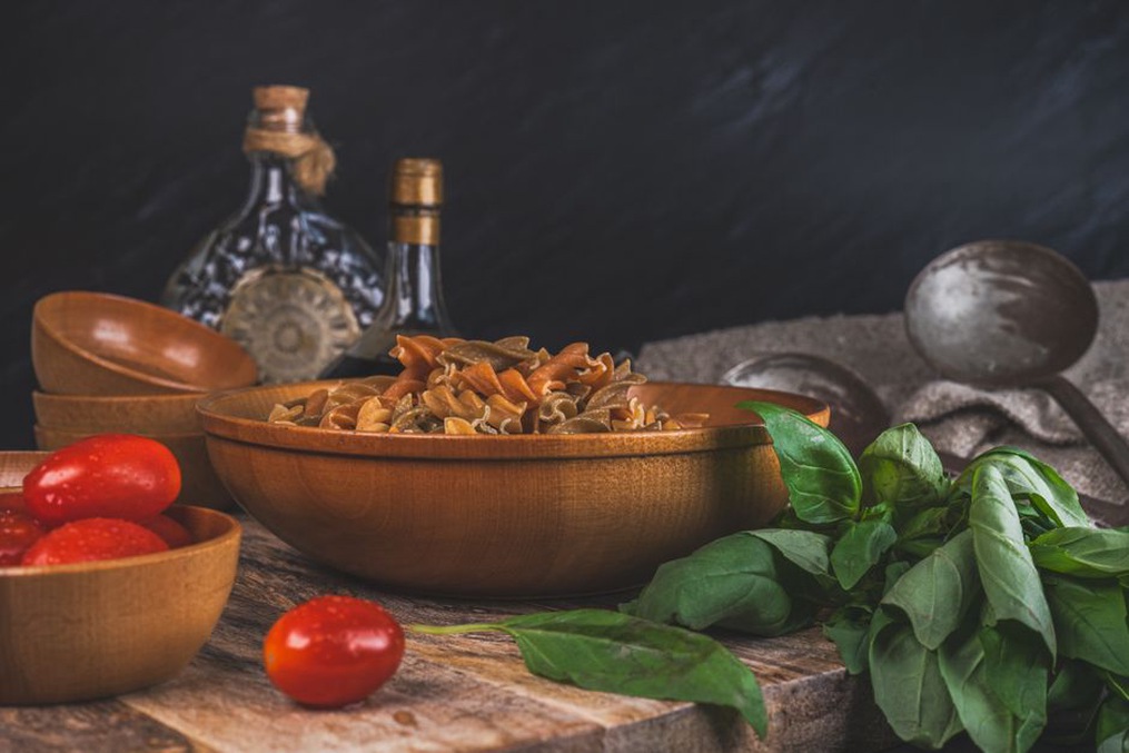 Масло завершает подачу пасты с овощами