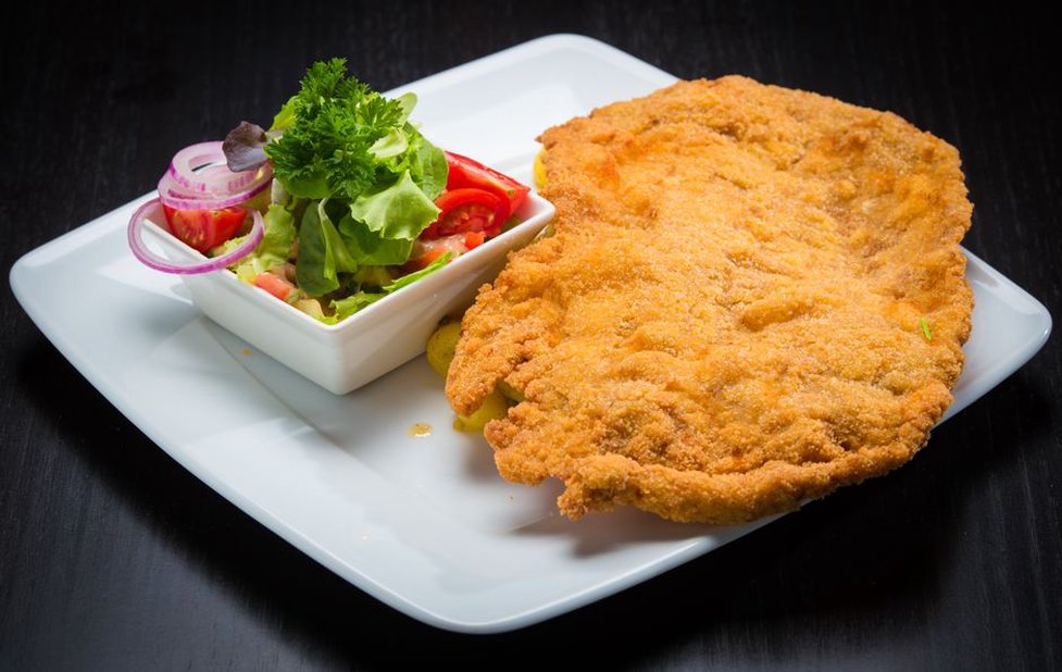 Подача котлеты с рукколой и лимоном