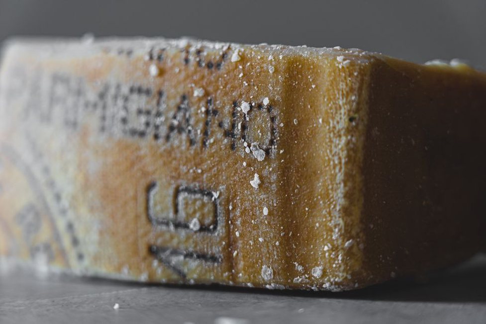 Read more about the article Как выбрать настоящий Parmigiano Reggiano: маркировка, выдержка и хранение