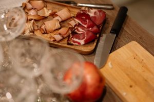 Read more about the article Как тонко нарезать прошутто, салями и другие итальянские мясные деликатесы