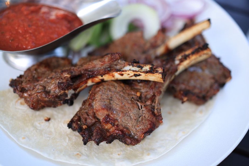 Бараньи отбивные с травами и красным вином