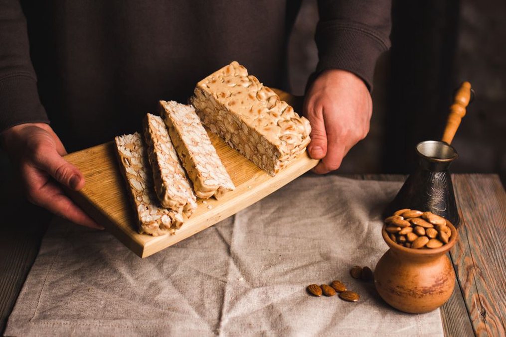 Миндальный торроне разломан на небольшие кусочки