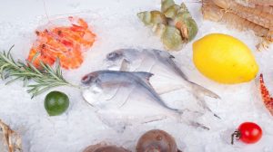 Read more about the article Кальмары, фаршированные креветками, в томатном соусе