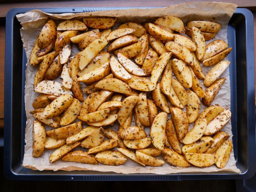Картофель запекается с веточками розмарина