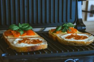 Read more about the article Брускетта с помидорами: как поджарить хлеб и сохранить хруст