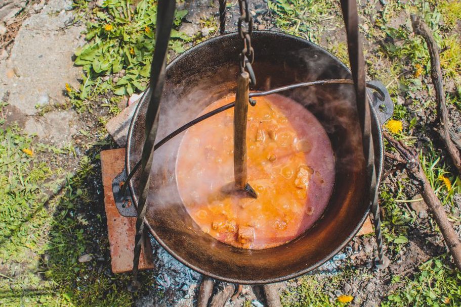 Густое мясное рагу медленно тушится в кастрюле